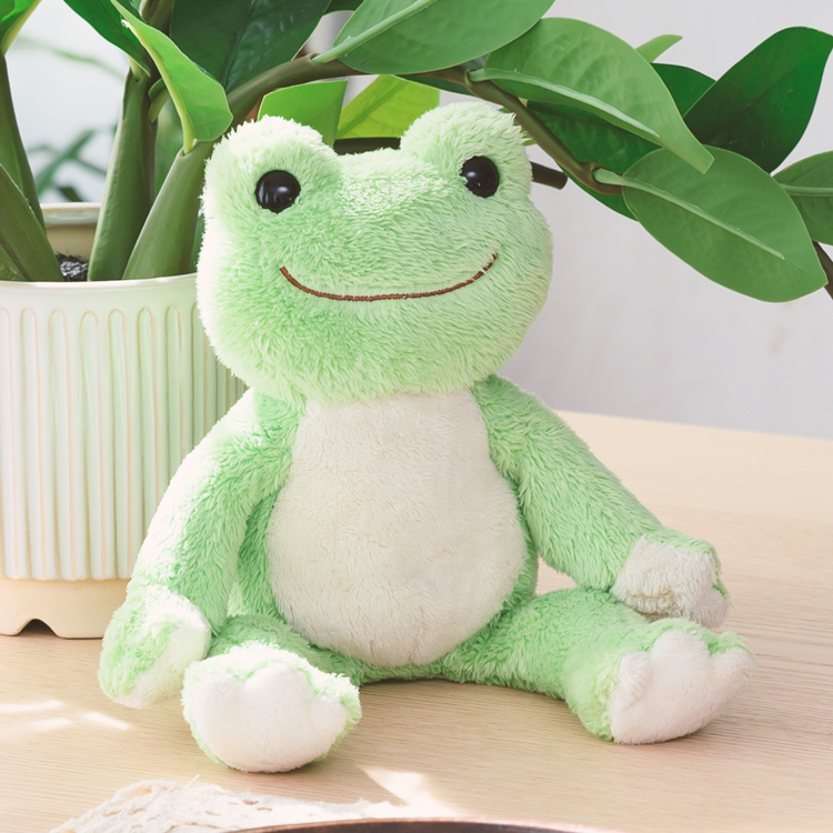 観葉植物の横に座るピクルス